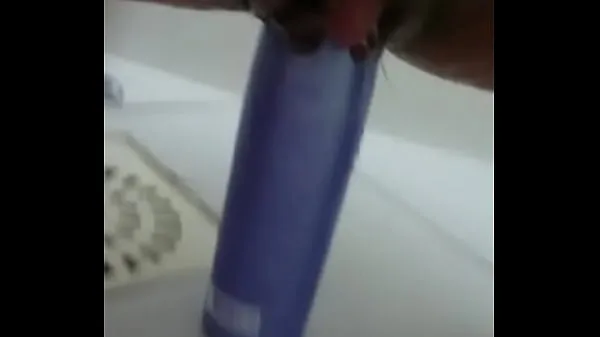 Titta på Stuffing the shampoo into the pussy and the growing clitoris mega Tube
