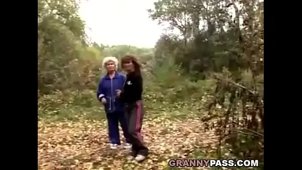 Granny Lesbian Love Dans La Forêt