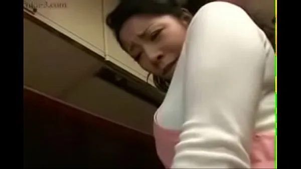 Посмотрите Японская жена и молодой парень развлекаются на кухнемега-тьюб