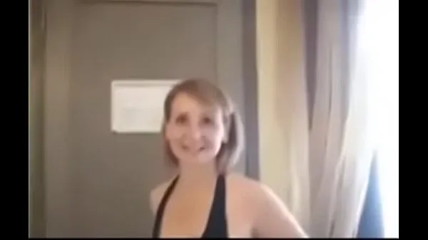 Femme amateur chaude est venue habillée pour se faire baiser dans hôtel