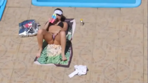 مشاهدة Flagra safada masturbando Piscina Flagged Girl masturbate on the pool ميجا تيوب