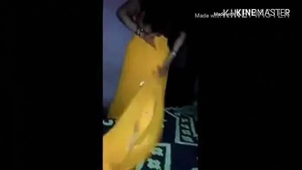 Tonton mega Tube Indian hot horny Housewife bhabhi in yallow saree petticoat give blowjob to her bra sellers
