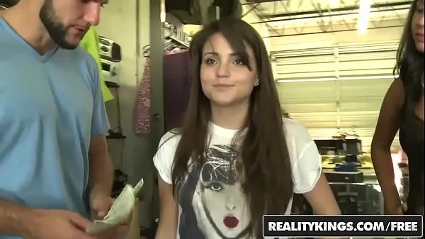 Oglądaj Cute teen (Cara Swank) and her friend share a dick for a lil cash - Reality Kings mega Tube