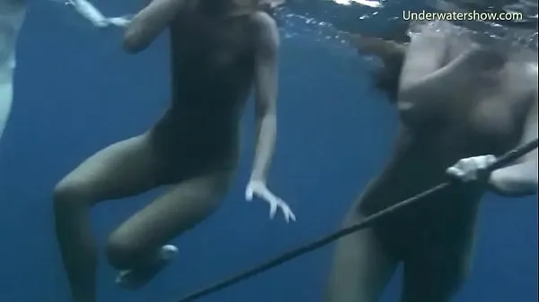 观看Girls on Tenerife swimming naked巨型管