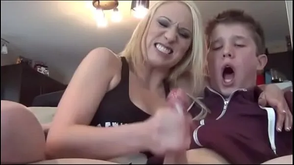 Bekijk Lucky being jacked off by hot blondes megatube
