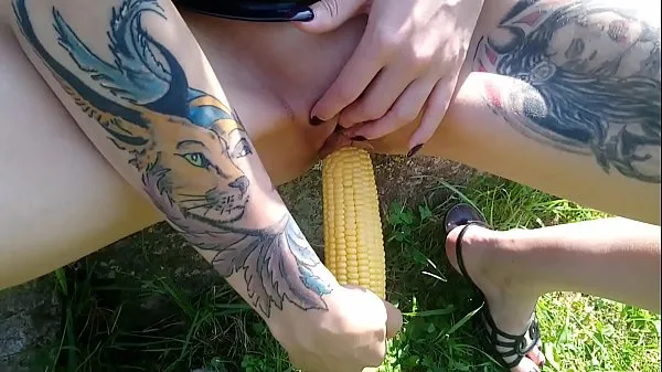 Titta på Lucy Ravenblood fucking pussy with corn in public mega Tube