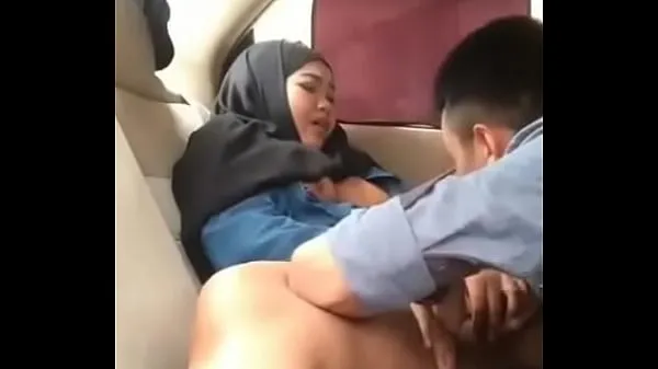 观看Hijab girl in car with boyfriend巨型管
