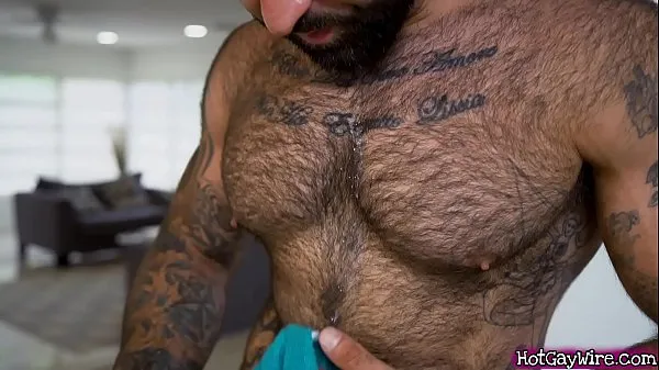 Oglejte si Guy gets aroused by his hairy stepdad - gay porn mega Tube