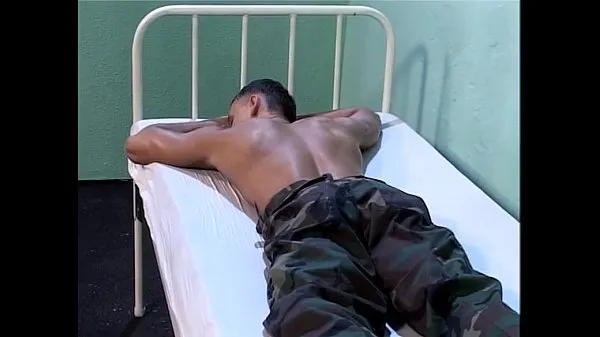 Soldat ohne Urlaub abwesend verhaftet und gefickt nimmt Sperma in den Mund