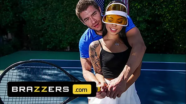 Oglądaj Xander Corvus) Massages (Gina Valentinas) Foot To Ease Her Pain They End Up Fucking - Brazzers mega Tube