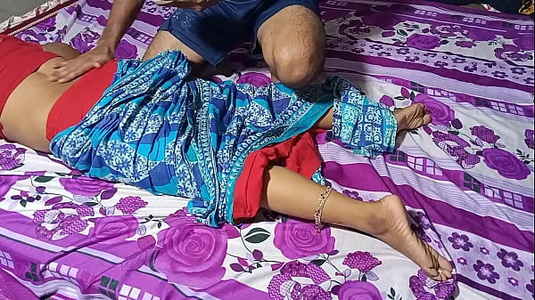 A mãe de um amigo fode uma buceta sob o pretexto de uma massagem nas costas - Sexo XXX em hindi