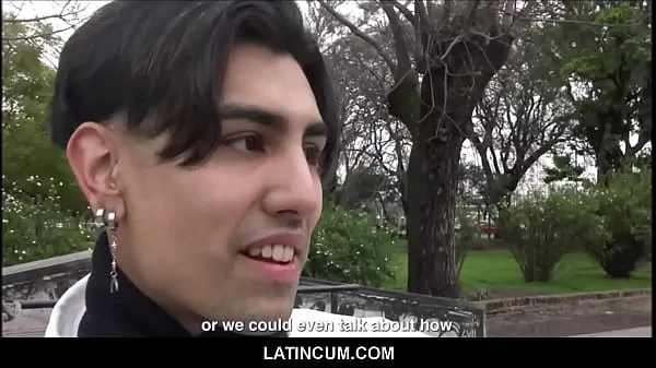 симпатичный молодой латиноамериканский парень-фигурист за деньги на секс в видео от первого лица