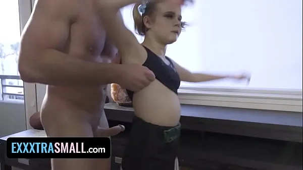 Exxxtra Small - Une fille de gymnastique chaude montre à son entraîneur à quel point elle est flexible tout en prenant son énorme bite