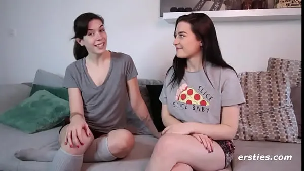 Přehrát Ersties: Cute Lesbian Couple Take Turns Eating Pussy mega Tube