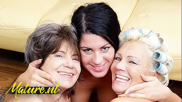 Katso Horny Teen Rashina Invited a Lesbian Mature Couple Over For Hot Threesome mega Tube