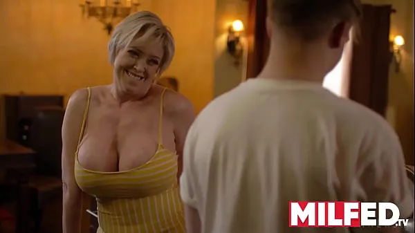 Oglejte si Mother-in-law Seduces him with her HUGE Tits (Dee Williams) — MILFED mega Tube