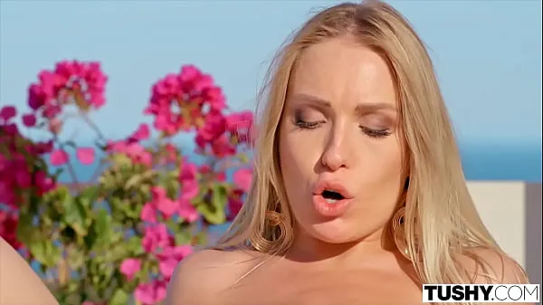 TUSHY La sexy patrona dell'hotel Angelika seduce il cameriere per il divertimento anale