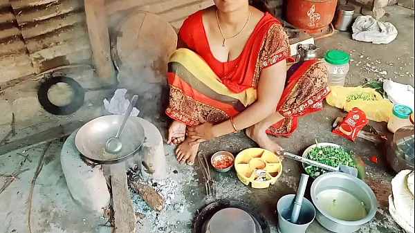 Bekijk The was making roti and vegetables on a soft stove and signaled megatube