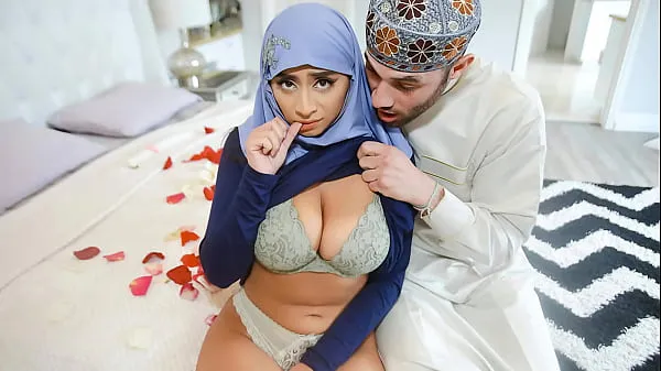 Přehrát Arab Husband Trying to Impregnate His Hijab Wife - HijabLust mega Tube