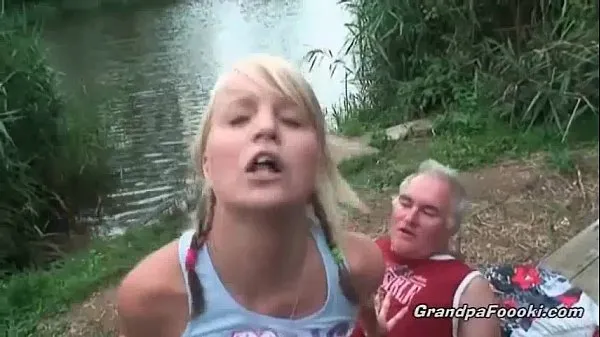 Přehrát Gorgeous blonde rides dick on the river shore mega Tube